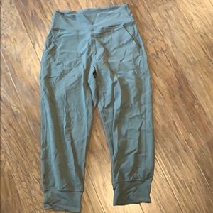 Euc lululemon align crop joggers size 6